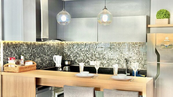 Kühlschrank, Mikrowelle, Herdplatte, Wasserkocher mit Kaffee-/Teezubehör