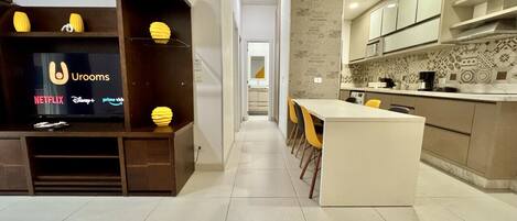 Køleskab, mikrobølgeovn, ovn, kogeplade