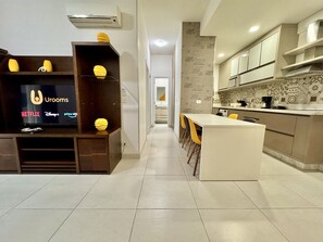 Fridge, microwave, oven, stovetop - 2 Quartos Sacada e vista e Churrasqueira Lifespace (Curitiba)