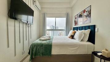 2 habitaciones, escritorio y tabla de planchar con plancha