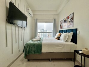 2 室のベッドルーム、デスク、アイロン / アイロン台、旅行用ベビーベッド