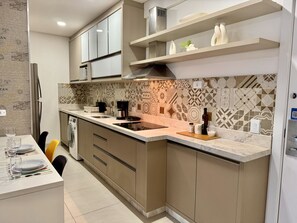 冷蔵庫、電子レンジ、オーブン、コンロ