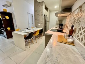 Fridge, microwave, oven, stovetop - Vista panorâmica do 28º andar no Batel — sacada gourmet, piscina e Shopping Curitiba na porta (Curitiba)