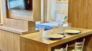 1 Schlafzimmer, Schreibtisch, Bügeleisen/Bügelbrett, Reisekinderbett
