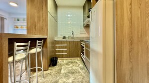 Frigorífico, microondas, placa de cocina y cafetera o tetera