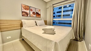 1 dormitori, escriptori i planxa i posts de planxar 