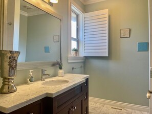 Shower, hair dryer, towels, soap - Sylvan grove estate (Surrey)