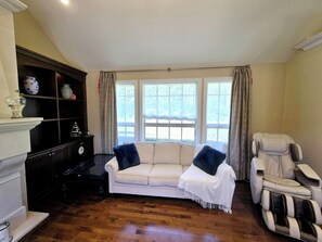 Smart TV, fireplace - Sylvan grove  estate (Surrey)