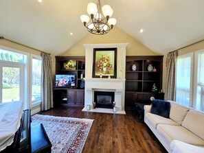 Smart TV, fireplace