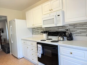 Frigorifero, microonde, forno, piano cottura