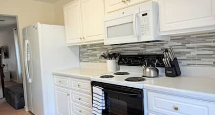 Spacious 2bed + 2bath Townhome - Minutes to Fort Jackson - King Bed