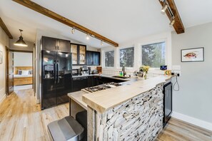 冷蔵庫、電子レンジ、オーブン、コンロ