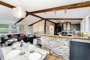 Dining - 30-Day Pet Friendly, BBQ Grill, Walking Distance to Downtown and City Beach! (Whitefish)