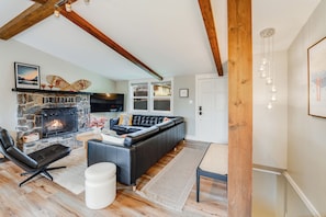 Smart TV, fireplace - 30-Day Pet Friendly, BBQ Grill, Walking Distance to Downtown and City Beach! (Whitefish)