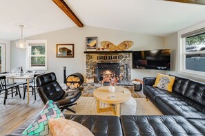 Smart TV y chimenea 