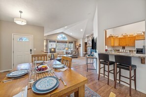 Dining - 30-Day Min, Close to Downtown, Walk to Golf & Lake! (Whitefish)