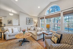 TV - 30-Day Min, Close to Downtown, Walk to Golf & Lake! (Whitefish)