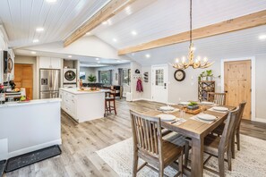 Dining - 30-Day Min, Pet Friendly, Located in Downtown Whitefish, Near Beach and Golf Course! (Whitefish)