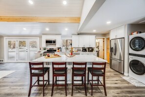 Fridge, microwave, oven, stovetop - 30-Day Min, Pet Friendly, Located in Downtown Whitefish, Near Beach and Golf Course! (Whitefish)