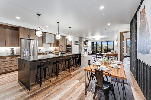 Hot Tub + Close to Downtown, Smith Fields and Whitefish Mountain Resort!