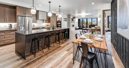 Hot Tub + Close to Downtown, Smith Fields and Whitefish Mountain Resort!