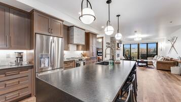 Refrigerador, microondas, horno y parrilla de estufa