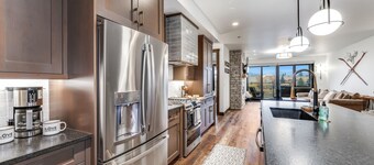 Hot Tub + Close to Downtown, Smith Fields and Whitefish Mountain Resort!