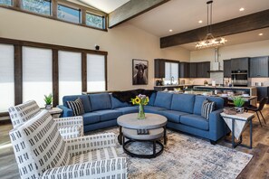 Una Smart TV, una chimenea, una mesa de tenis de mesa