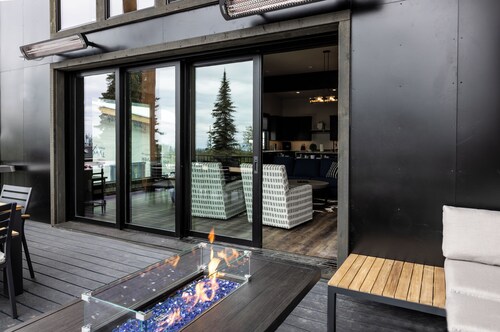 Mid-Mountain Ski In/Ski Out with Game Room + Hot Tub + Pet Friendly