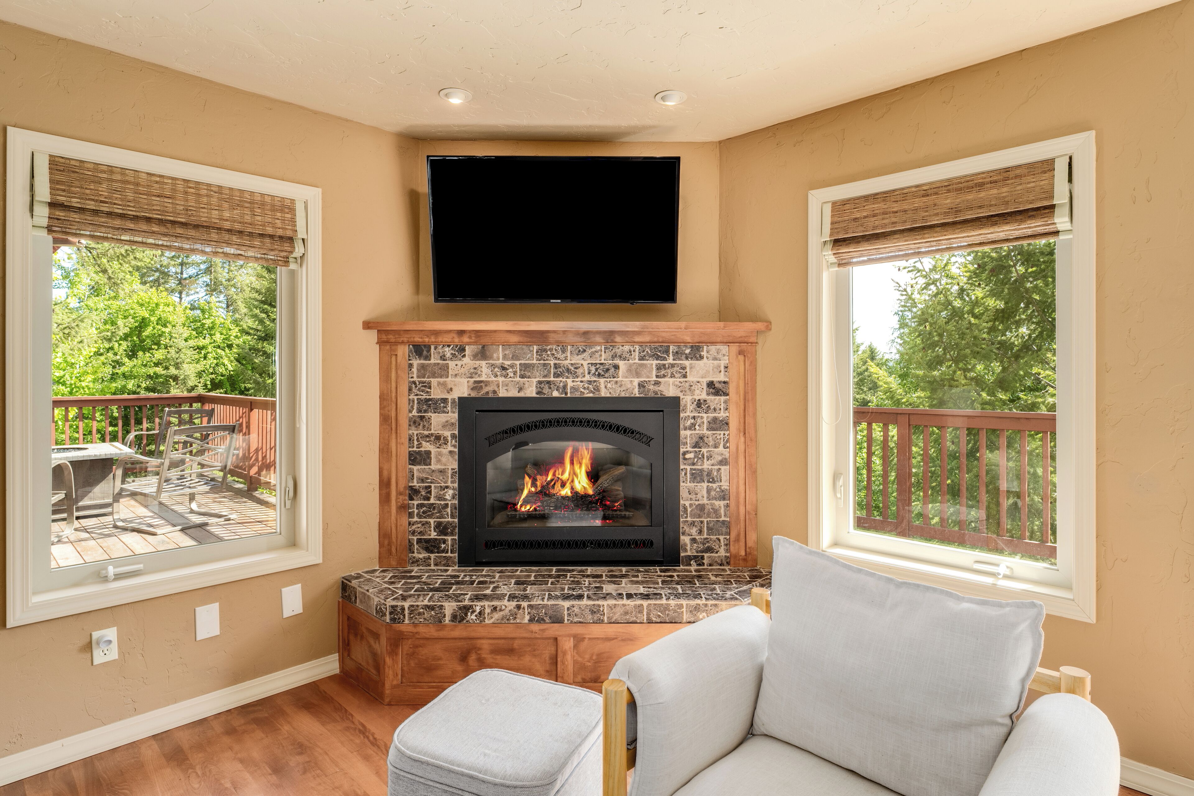 Smart TV, fireplace, ping pong