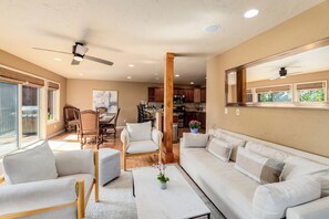 Smart-tv, eldstad och ett bordtennisbord