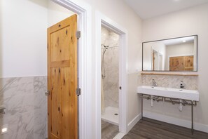 Douche, sèche-cheveux, serviettes fournies, savon