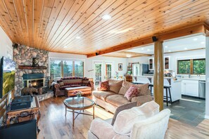 Télévision, cheminée, baby-foot