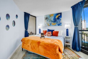 1 habitación, escritorio, tabla de planchar con plancha y cuna de viaje 