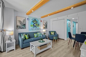 Smart TV, chimenea, oficina y impresora 