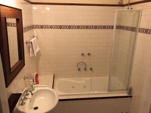 Deluxe Double Room, Garden View | Bathroom | Free toiletries, hair dryer, towels, soap - Lorelei Bed and Breakfast (Portland)