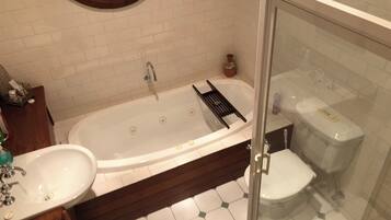 Comfort Double Room | Bathroom | Free toiletries, hair dryer, towels, soap