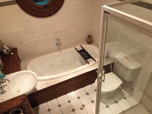 Comfort Double Room | Bathroom | Free toiletries, hair dryer, towels, soap