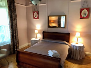 Comfort-Doppelzimmer | Schreibtisch, laptopgeeigneter Arbeitsplatz, Verdunkelungsvorhänge