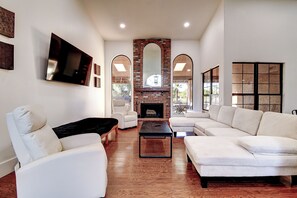 Smart TV y chimenea