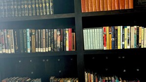 Ein Bücherregal mit verschiedenen Büchern, wobei einige Titel und Autoren erkennbar sind.