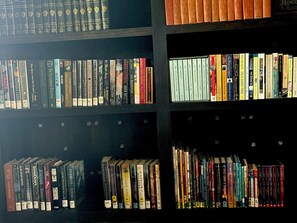 Een boekenplank met verschillende boeken, waarvan enkele titels en auteurs zichtbaar zijn.