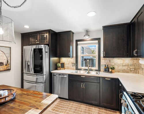 Luxurious 1875 centrally loc. Canton/Akron home, expansive primary & sunset view