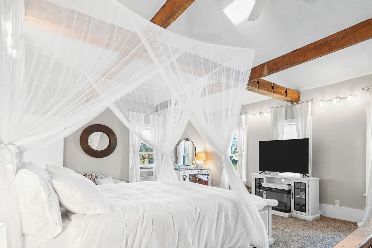 3 bedrooms, iron/ironing board, WiFi, bed sheets