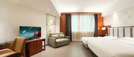 Habitación triple familiar, vistas al patio | Ropa de cama de alta calidad y edredones de plumas