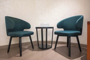 Standard-Zweibettzimmer, Blick auf den Innenhof | Hochwertige Bettwaren, Daunenbettdecken, Pillowtop-Betten