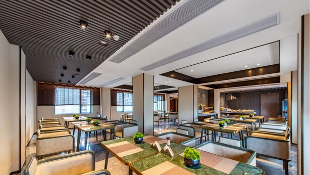 A modern hotel lobby with multiple seating areas, large windows, and a central reception desk. - Yuezhi Hotel Guangzhou Yuexiu Park (Guangzhou)
