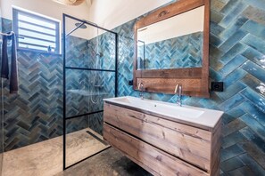 シャワー、ヘアドライヤー、タオル、トイレットペーパー