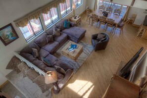 Televisión y chimenea 