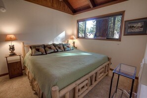 Free WiFi, bed sheets - Walk to Beach, Pet Friendly, Fenced Yard with Hot Tub | CYH0604 (South Lake Tahoe)